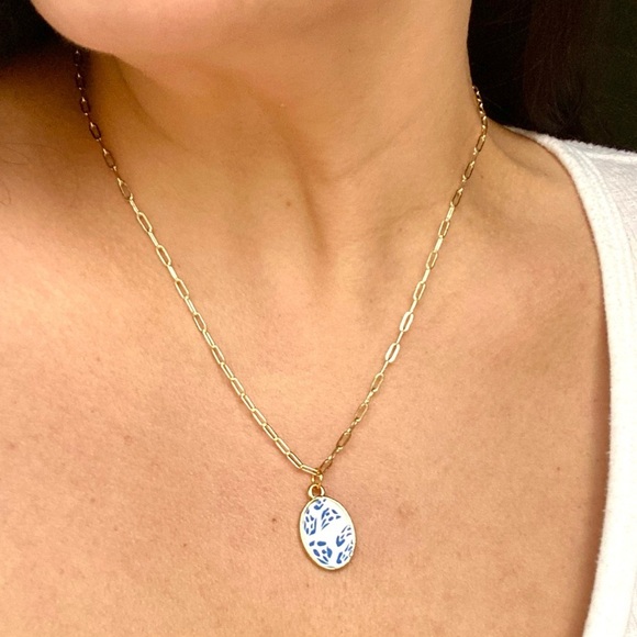 ✨Handmade/Handcrafted polymer clay necklace pendant white blue and gold - Picture 3 of 3